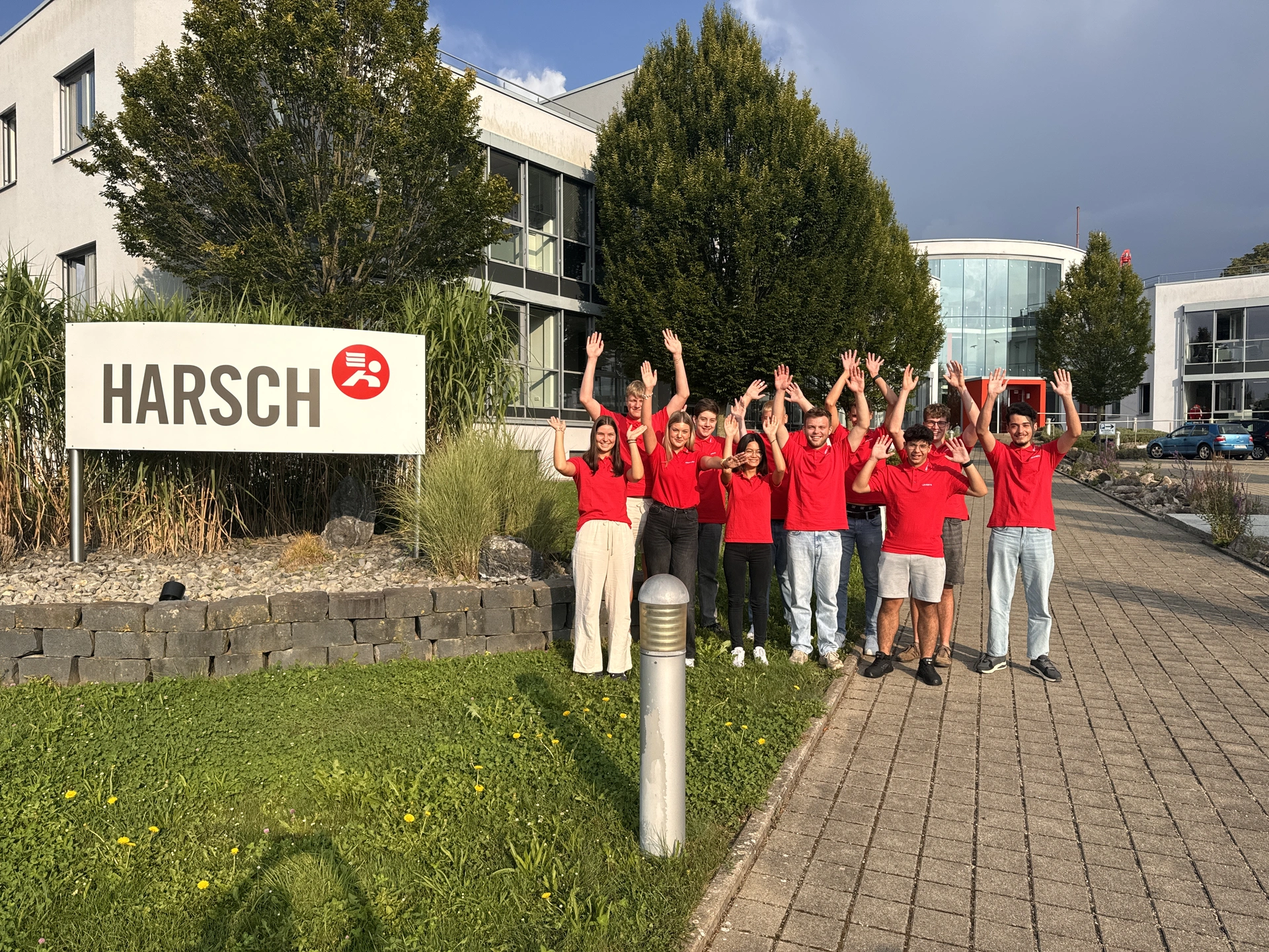 Gruppenfoto vor einem Bürogebäude