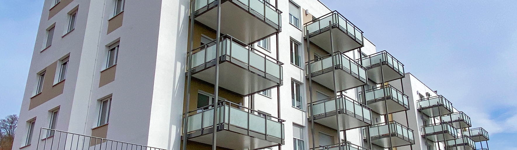 Mehrgeschossiges Wohngebäude mit durchgehenden Balkonen