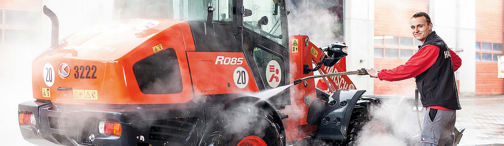 Wartungs‑ bzw. Reinigungsarbeit an einer Baumaschine
